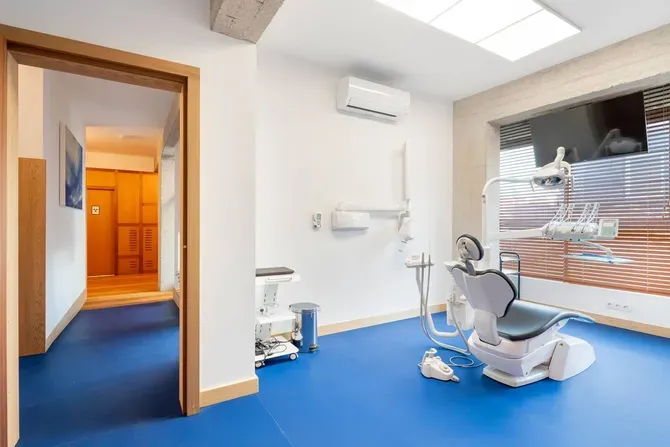 Gabinete dental de la clínica con sillón y equipamiento digitalizado